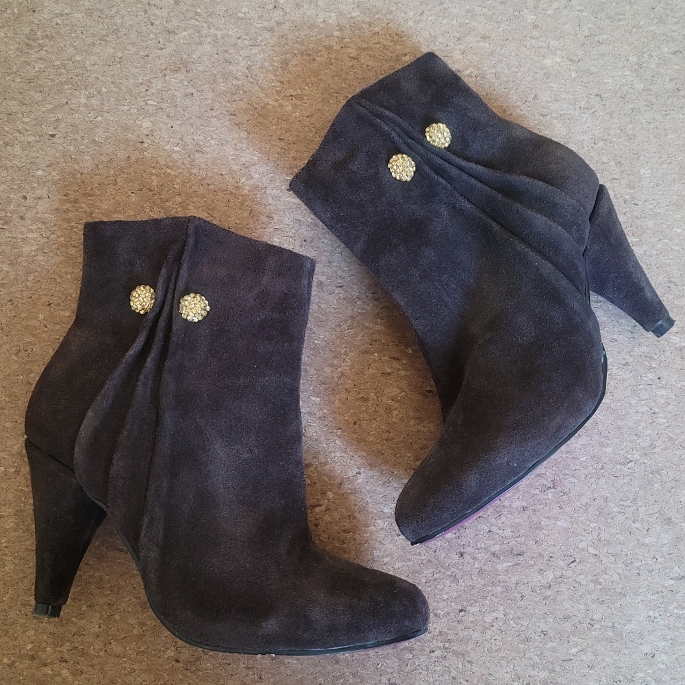Twiggy LONDON Brown Suede Ankle boots.  Size 6.5.  Great condition. Worn once